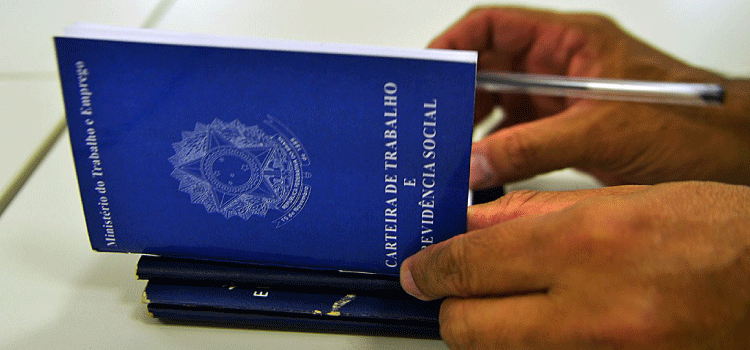 IBGE: Desemprego segue em queda e chega a 8,3% em outubro.