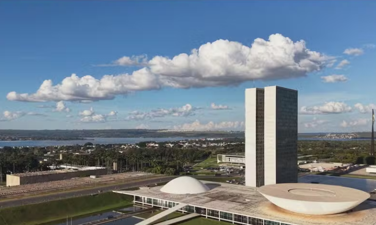 IBGE divulga raio-x dos salários no Brasil; Distrito Federal lidera e nível superior triplica remuneração