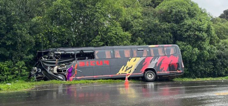 Idosa morre em batida entre caminhão e ônibus com cerca de 30 passageiros na BR-277 em Guarapuava.