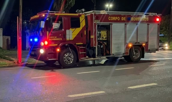 Incêndio atinge imóvel desocupado no bairro São Cristóvão em Cascavel