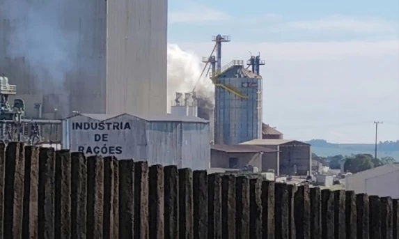 Incêndio em caldeira mobiliza equipes do Corpo de Bombeiros na BR-277, em Cascavel