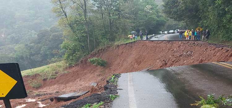 INFRAESTRUTURA: DER/PR prepara contratação emergencial para reparo da PR-182, atingida pelas chuvas.