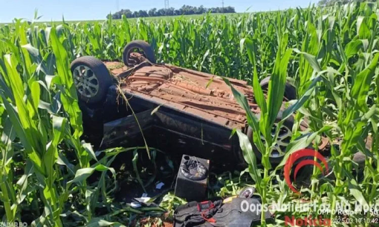 Jovem capota carro na PR-497 em São Miguel do Iguaçu