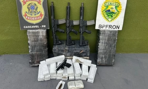 Jovem é preso com quase 90 kg de maconha e armas de guerra em Santa Tereza do Oeste