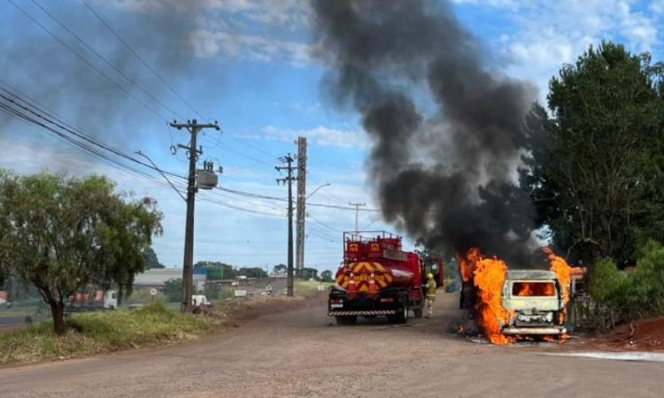 Kombi Pega Fogo Durante Abastecimento em Posto de Combustíveis