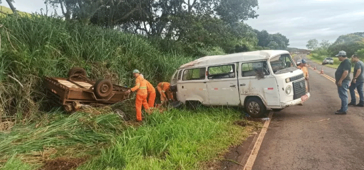 Kombi que levava trabalhadores capota na PR 317 em Ouro Verde do Oeste.