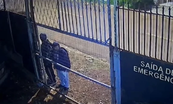 Ladrões invadem pátio de veículos no bairro Esmeralda, em Cascavel.