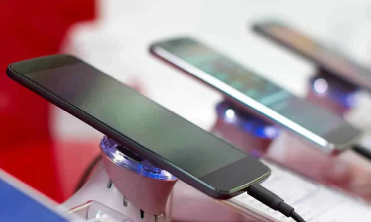 Lei contra celulares completa um ano com queda de 70% na reprovação e resgate da socialização