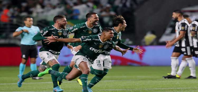 LIBERTADORES: Com dois a menos, Palmeiras segura empate e se classifica nos pênaltis.