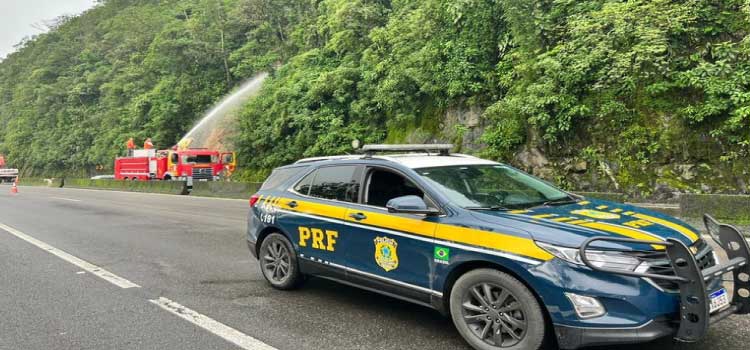 Limpezas são realizadas na rodovia em Morretes.