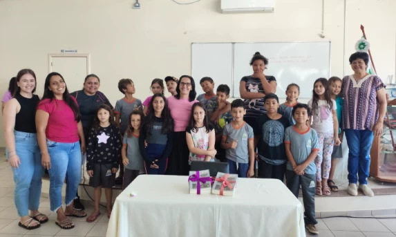 Livro sobre Fundação e Colonização de Guaraniaçu é lançado com presença de alunos e professores