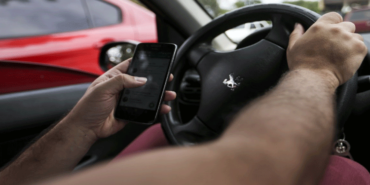 MAIO AMARELO: Associação alerta para riscos do celular ao volante.