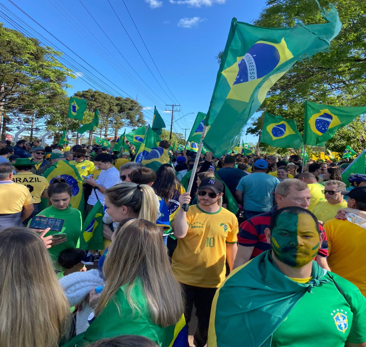 Mais de 15 mil manifestantes protestam em frente ao Exército em Cascavel.