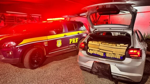 Mais de 420 quilos de maconha são apreendidos em carro roubado na BR-277, em São Miguel do Iguaçu