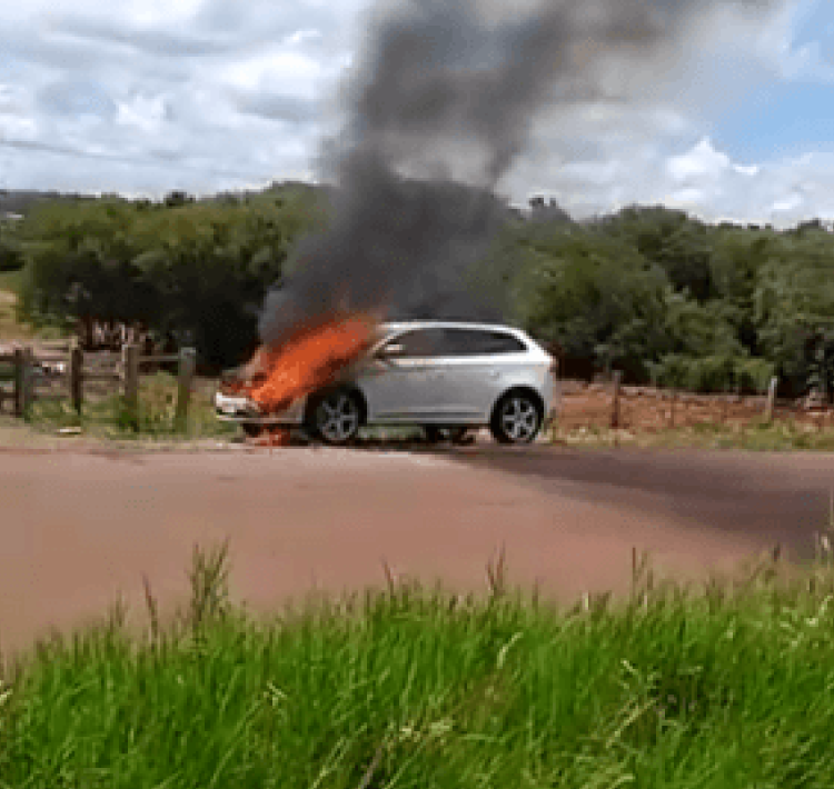 MARECHAL CÂNDIDO RONDON: Carro pega fogo e fica completamente destruído nas proximidades do ‘Coroados’.