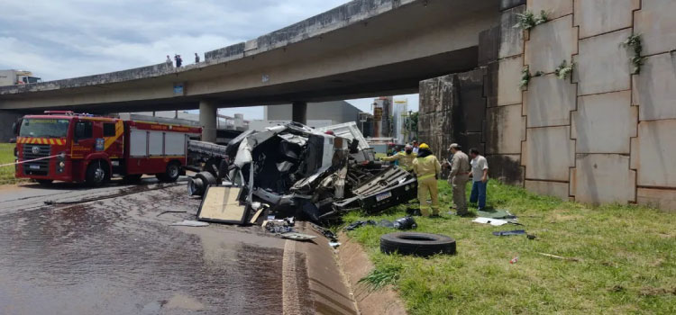 MARINGÁ: Motorista perde controle e caminhão despenca de viaduto.