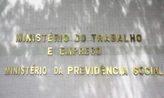 Médicos peritos do INSS voltam ao trabalho nesta segunda-feira