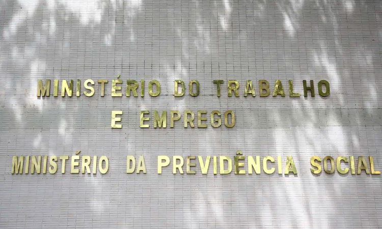 Médicos peritos do INSS voltam ao trabalho nesta segunda-feira