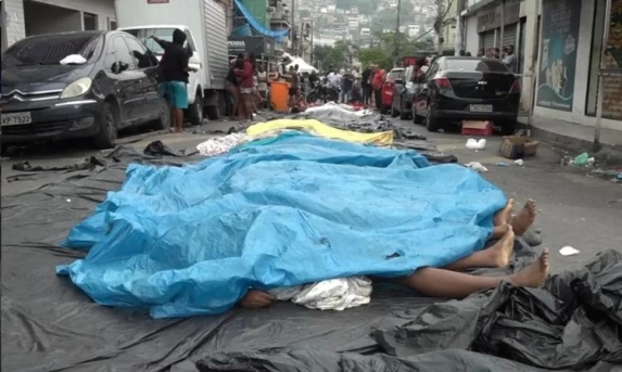Megaoperação no Rio de Janeiro termina com 64 mortes e corpos são deixados em praça pública