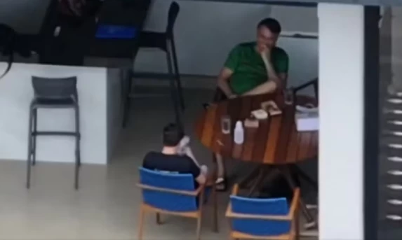 Moraes Intima Defesa de Bolsonaro Após Uso de Celular por Deputado em Visita à Prisão