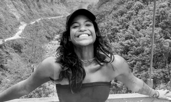 Morre brasileira que caiu em trilha de vulcão na Indonésia