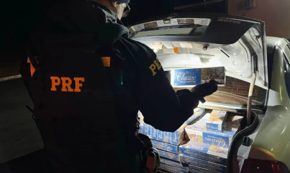 Motorista abandona veículo com cinco mil maços de cigarros contrabandeados e foge para mata na BR 277