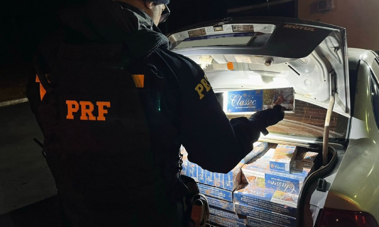 Motorista abandona veículo com cinco mil maços de cigarros contrabandeados e foge para mata na BR 277