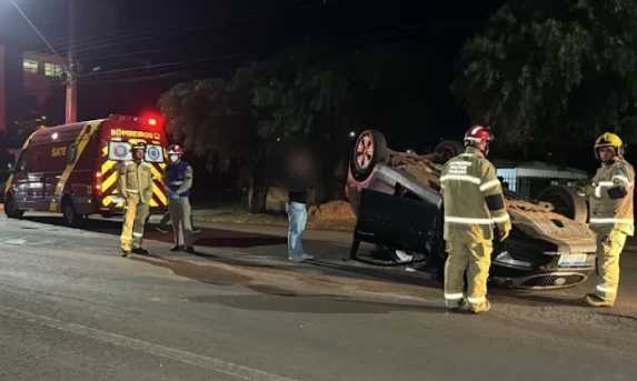 Motorista é preso por embriaguez ao volante após capotar ao atingir veículo estacionado em Cascavel.