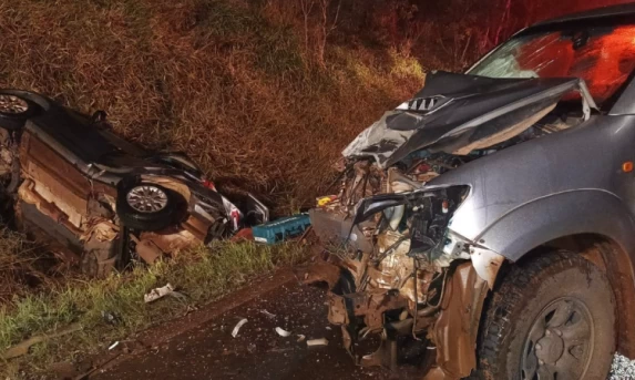 Motorista morre após perder controle do carro, rodar na pista e bater de frente com caminhonete na BR 158 em Laranjeiras do Sul.