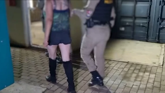 MULHER É DETIDA PELA PM APÓS ABANDONAR E AGREDIR CRIANÇA EM PARQUE DE DIVERSÕES EM GUARANIAÇU