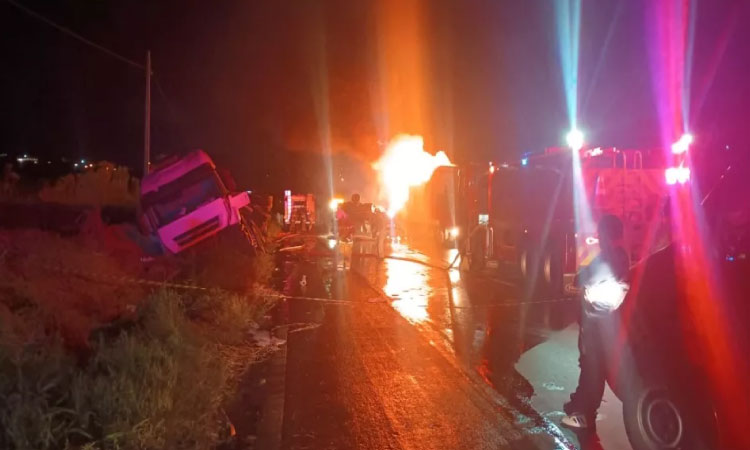 Mulher morre e três pessoas ficam feridas em engavetamento na BR 376