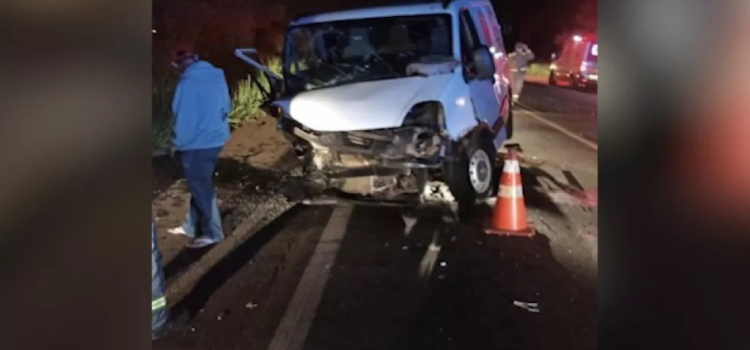 Mulher morre em acidente entre carro e van na BR 163 entre Marechal Rondon e Mercedes.