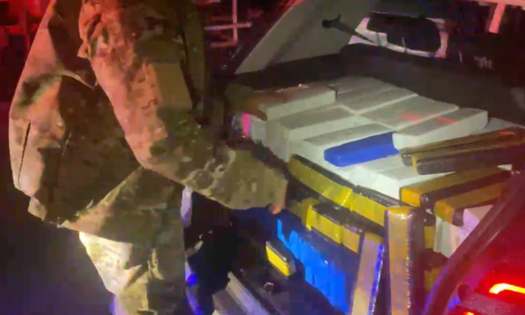 Mulheres são presas pela PRF com quase meia tonelada de maconha e arma.
