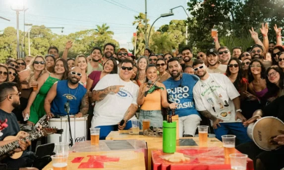 Música: Grupo Menos é Mais desbanca sertanejo e lidera ranking de streaming em 2025