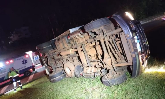 Noite de fúria: Homem ameaça funcionários de posto, furta caminhão e tomba na BR-277 em Guaraniaçu