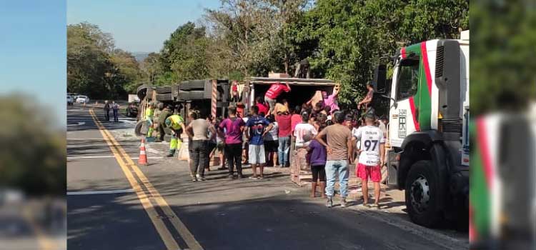 NOVA LARANJEIRAS: Caminhão tomba no Km 485 da BR 277 e tem carga saqueada por índios.