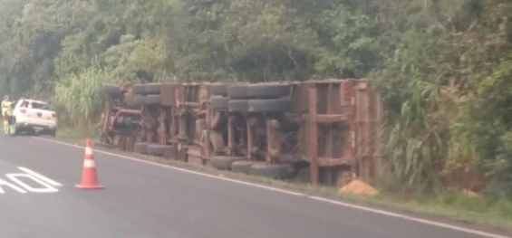 NOVA LARANJEIRAS: Carreta tomba as margens da rodovia BR 277, Km 492, próximo a comunidade de Rio Guarani.