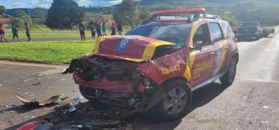 NOVA LARANJEIRAS: Viatura do Corpo de Bombeiros se envolve em acidente com caminhão na BR-277.