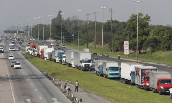 Nova lei torna permanente o piso mínimo do frete e reforça fiscalização no transporte de cargas