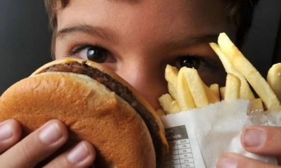 OMS lança primeiro guia global para combater obesidade em crianças e adolescentes