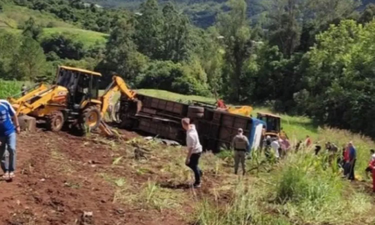 Ônibus com estudantes tomba em ribanceira e deixa 7 mortos e 22 feridos