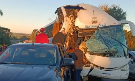 Ônibus da prefeitura de Nova Laranjeiras e caminhão colidem na BR-277.