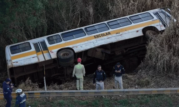 Ônibus escolar com mais de 20 crianças tomba na BR-277 em Candói