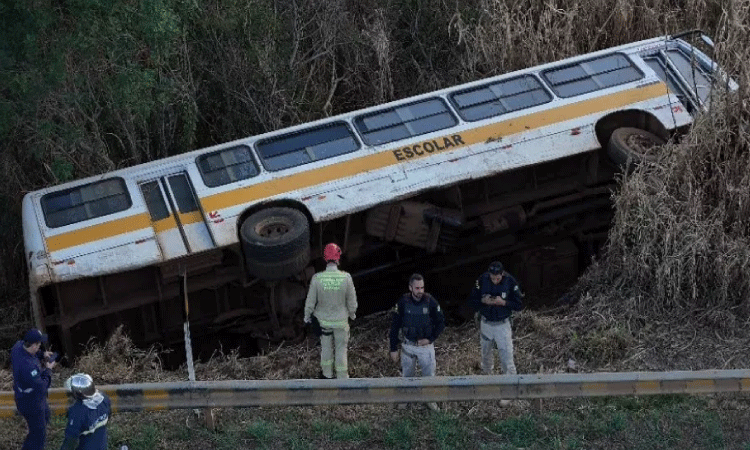 Ônibus escolar com mais de 20 crianças tomba na BR-277 em Candói