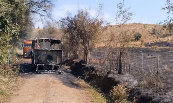 Ônibus escolar é destruído por incêndio em Capitão Leônidas Marques