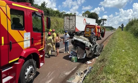 Ônix capota após ser atingido por Tracker na BR-277