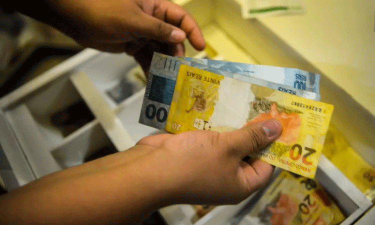 Pagar dívidas, guardar ou gastar: dicas de como usar o 13º salário