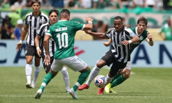 Palmeiras vence o Botafogo no Rio e cola no Flamengo na liderança do Brasileirão