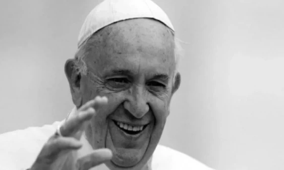 Papa Francisco não sofreu e fez gesto de 'tchau' antes da morte, diz Vaticano