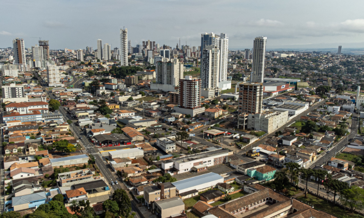 Paraná abre mais de 21 mil vagas de emprego em fevereiro e consolida liderança no Sul